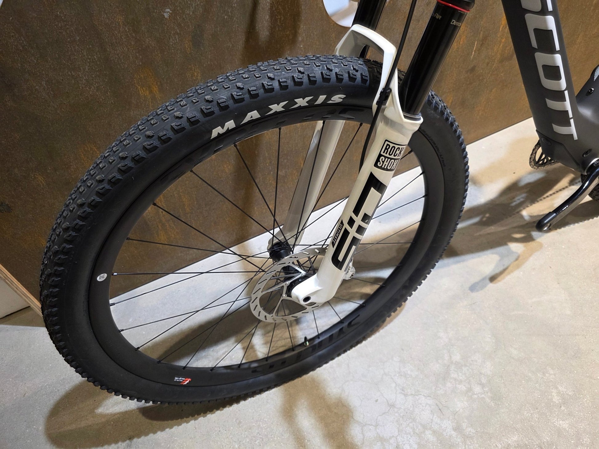 Mountainbike von Scott, SCOTT SPARK RC WORLD CUP EVO / CARBON BLACK / M vor USEDBIKES - OB.DE Hintergrund