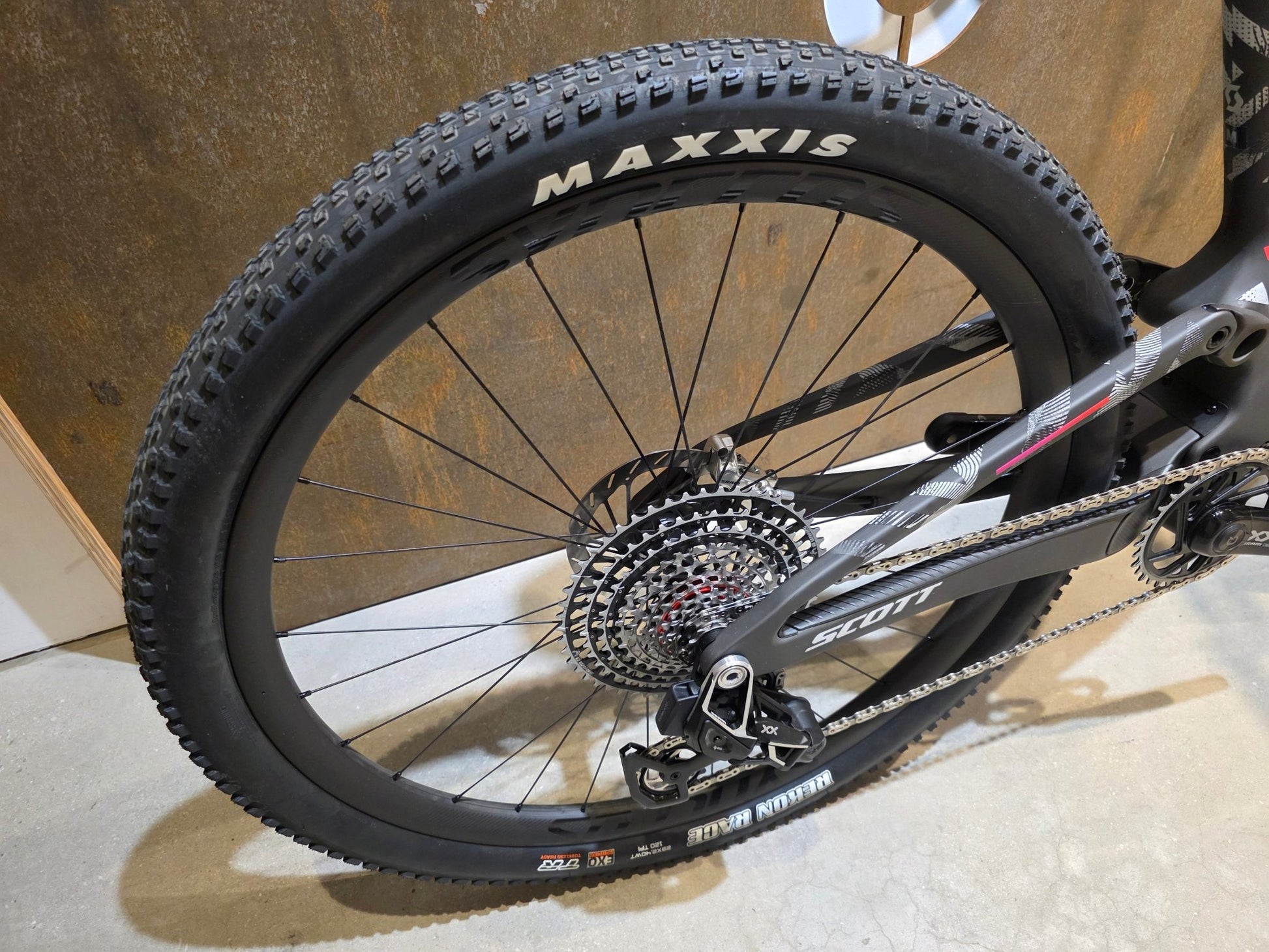 Mountainbike von Scott, SCOTT SPARK RC WORLD CUP EVO / CARBON BLACK / M vor USEDBIKES - OB.DE Hintergrund