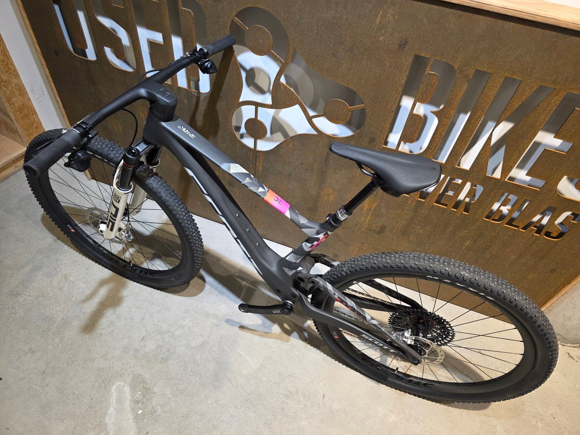 Mountainbike von Scott, SCOTT SPARK RC WORLD CUP EVO / CARBON BLACK / M vor USEDBIKES - OB.DE Hintergrund