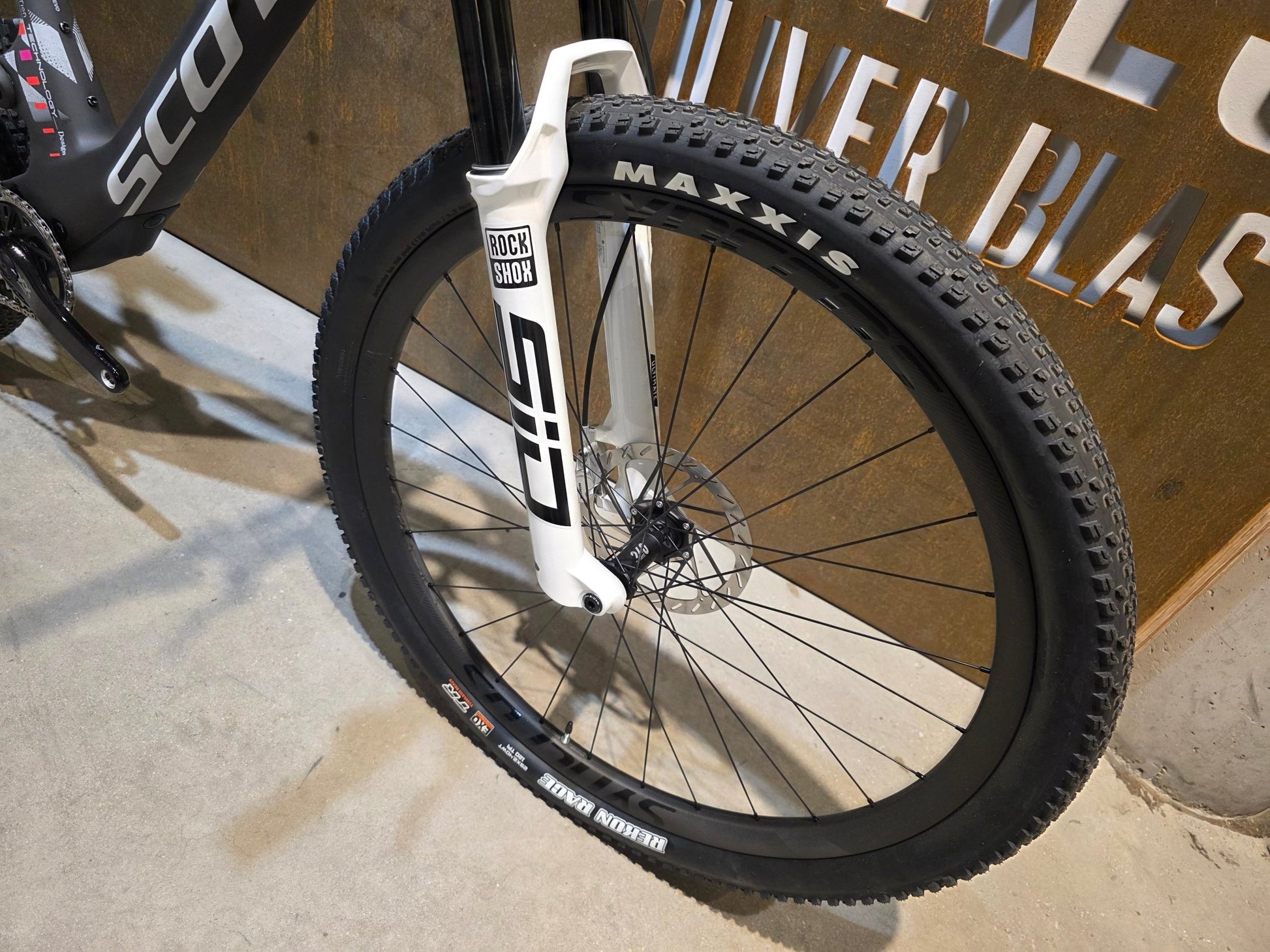 Mountainbike von Scott, SCOTT SPARK RC WORLD CUP EVO / CARBON BLACK / M vor USEDBIKES - OB.DE Hintergrund