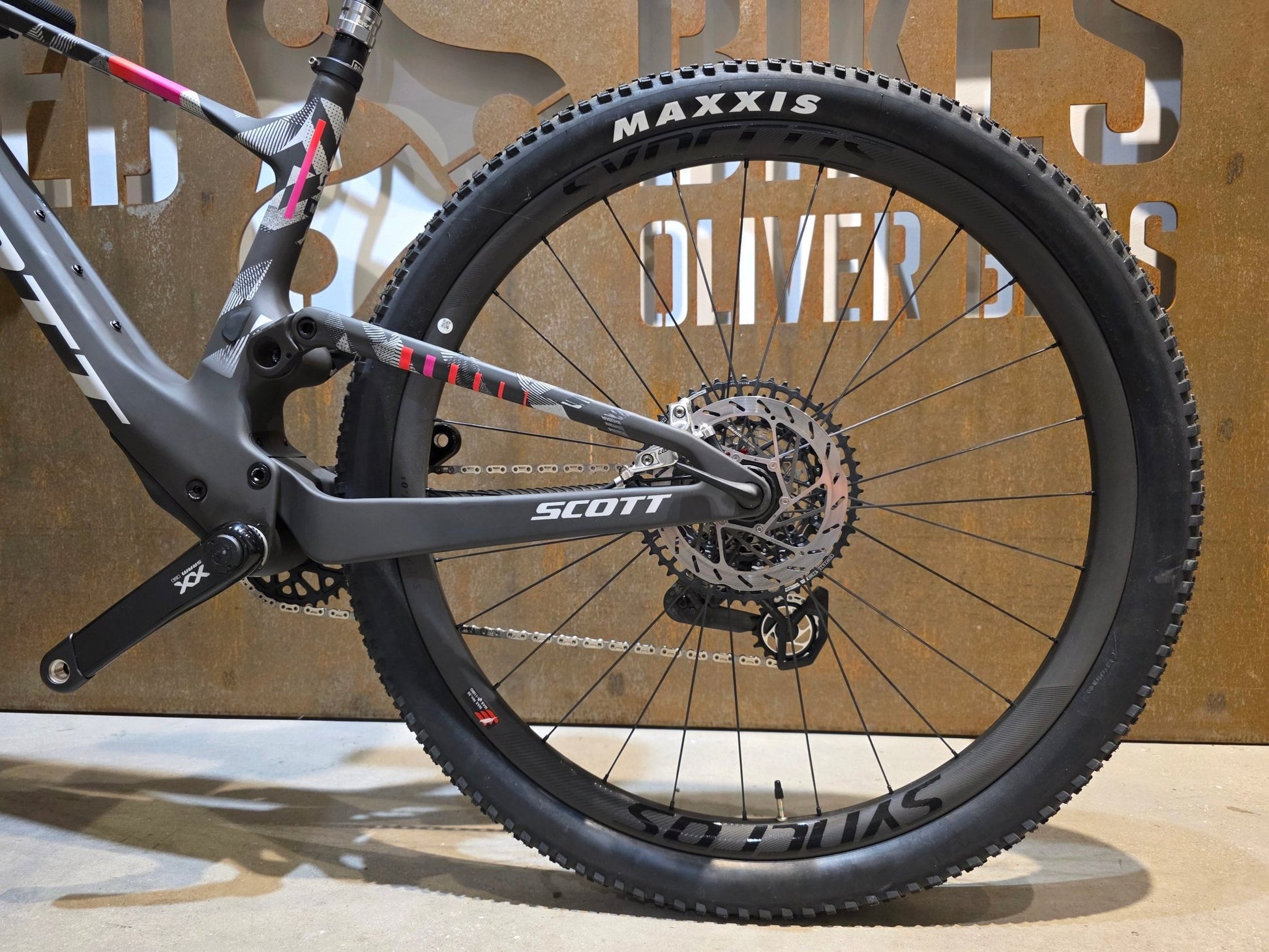 Mountainbike von Scott, SCOTT SPARK RC WORLD CUP EVO / CARBON BLACK / M vor USEDBIKES - OB.DE Hintergrund