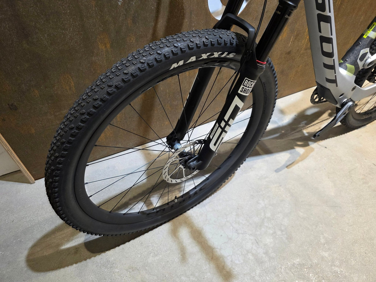 Mountainbike von Scott, SCOTT SPARK RC WORLD CUP / ICE GREY / PROGRESSIVE GREY / M vor USEDBIKES - OB.DE Hintergrund