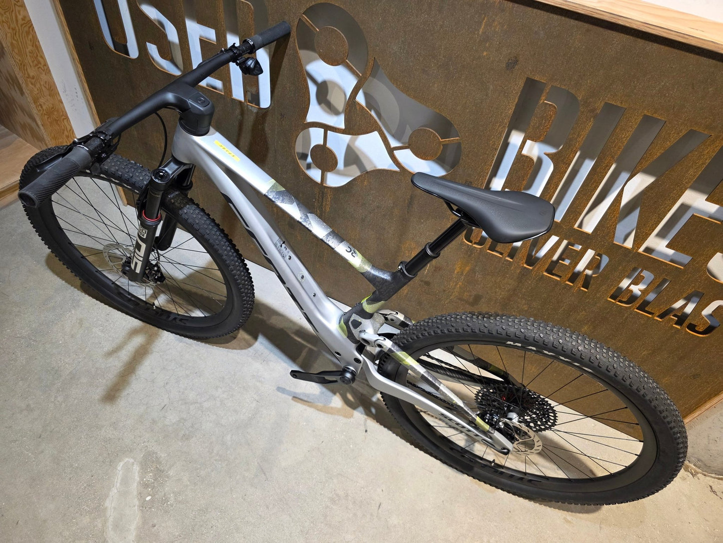 Mountainbike von Scott, SCOTT SPARK RC WORLD CUP / ICE GREY / PROGRESSIVE GREY / M vor USEDBIKES - OB.DE Hintergrund