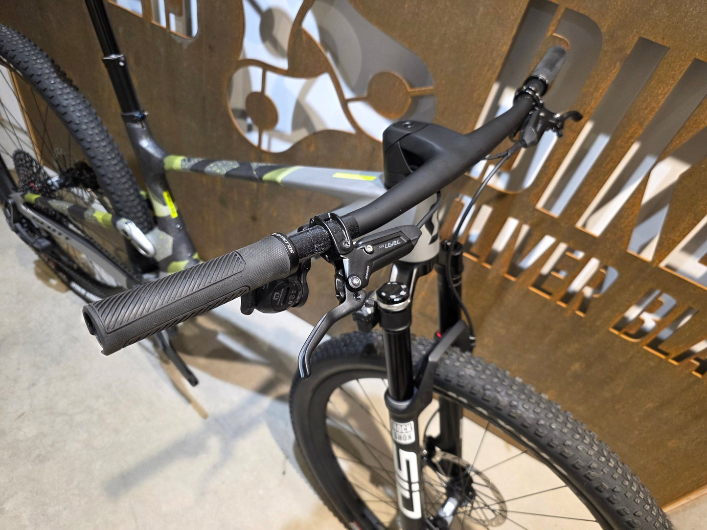 Mountainbike von Scott, SCOTT SPARK RC WORLD CUP / ICE GREY / PROGRESSIVE GREY / M vor USEDBIKES - OB.DE Hintergrund