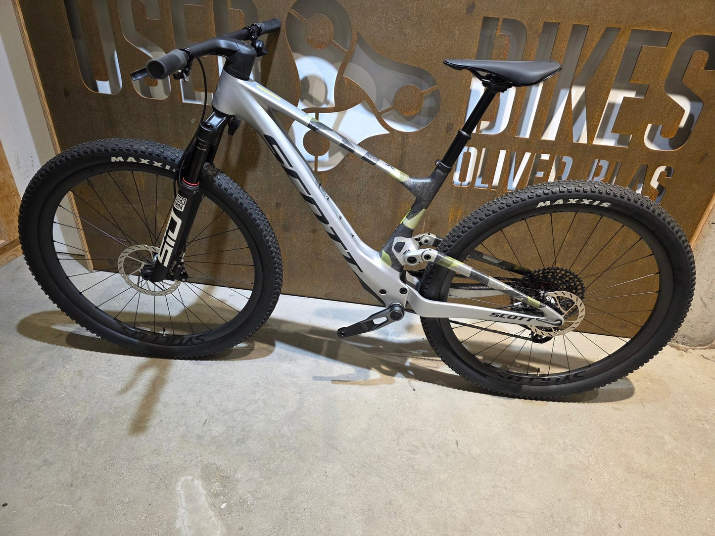 Mountainbike von Scott, SCOTT SPARK RC WORLD CUP / ICE GREY / PROGRESSIVE GREY / M vor USEDBIKES - OB.DE Hintergrund
