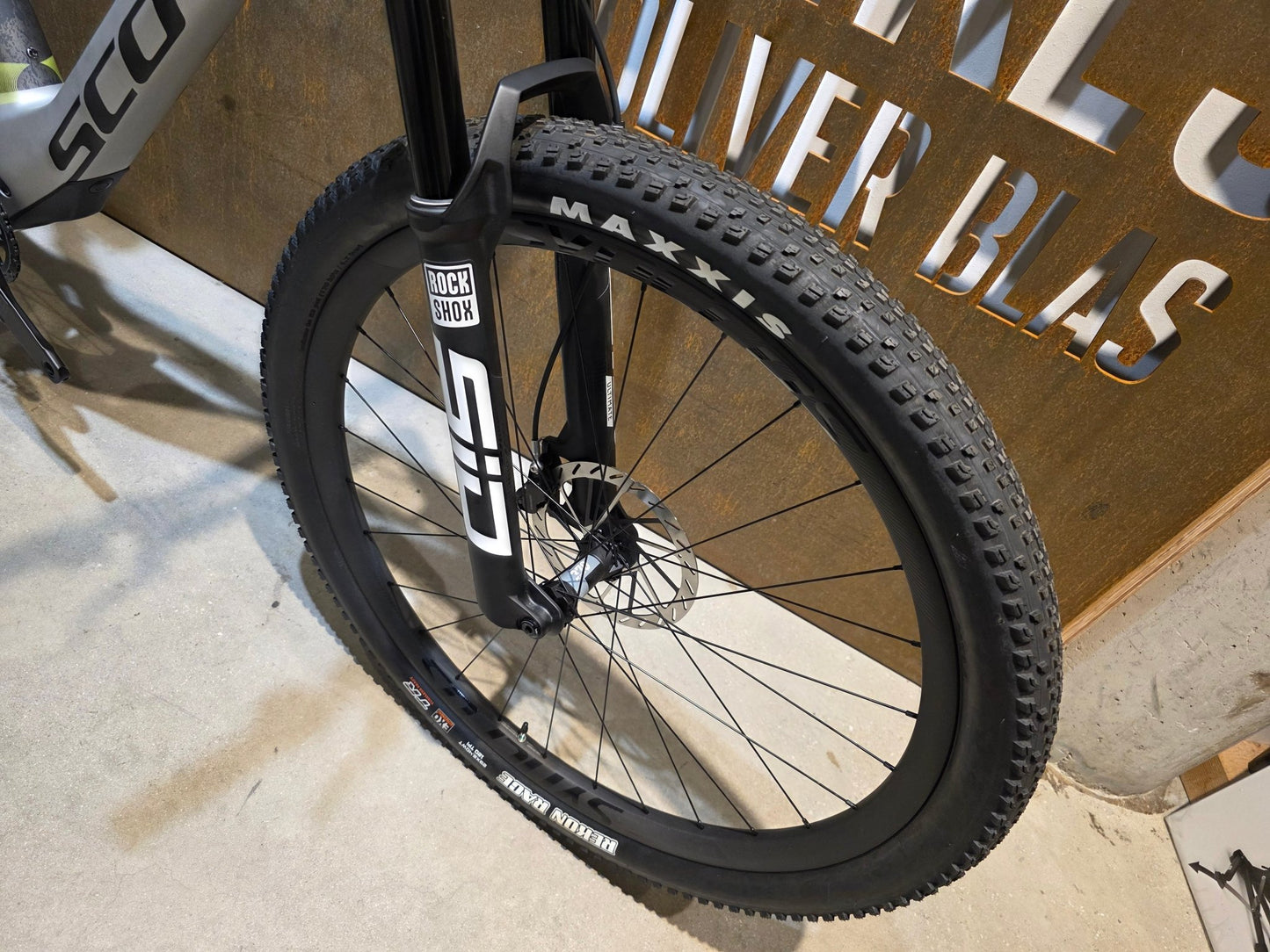 Mountainbike von Scott, SCOTT SPARK RC WORLD CUP / ICE GREY / PROGRESSIVE GREY / M vor USEDBIKES - OB.DE Hintergrund