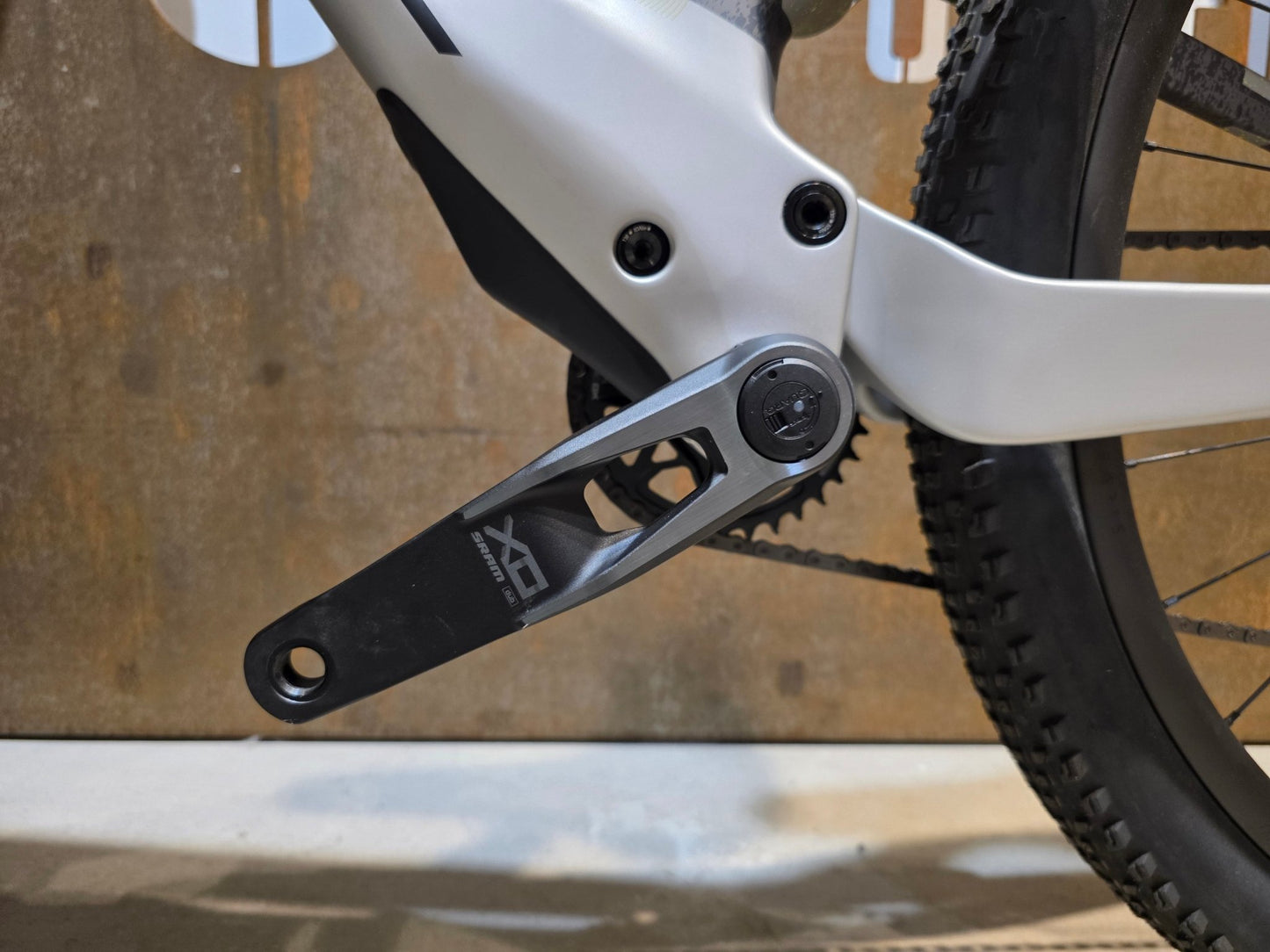 Mountainbike von Scott, SCOTT SPARK RC WORLD CUP / ICE GREY / PROGRESSIVE GREY / M vor USEDBIKES - OB.DE Hintergrund