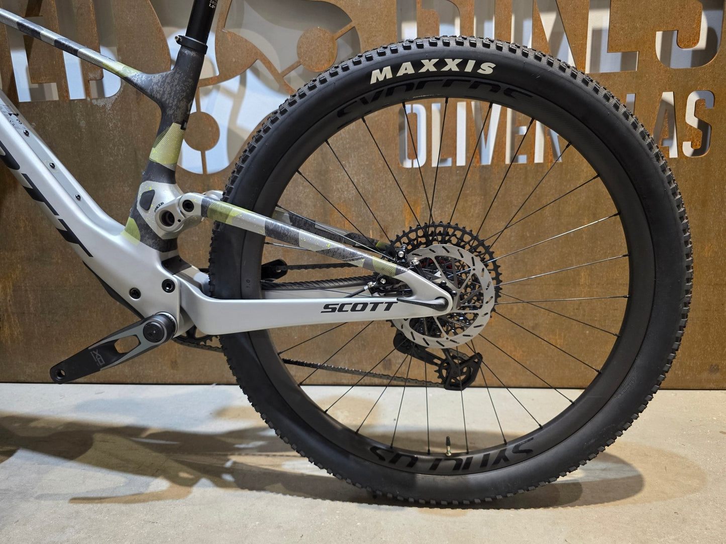 Mountainbike von Scott, SCOTT SPARK RC WORLD CUP / ICE GREY / PROGRESSIVE GREY / M vor USEDBIKES - OB.DE Hintergrund