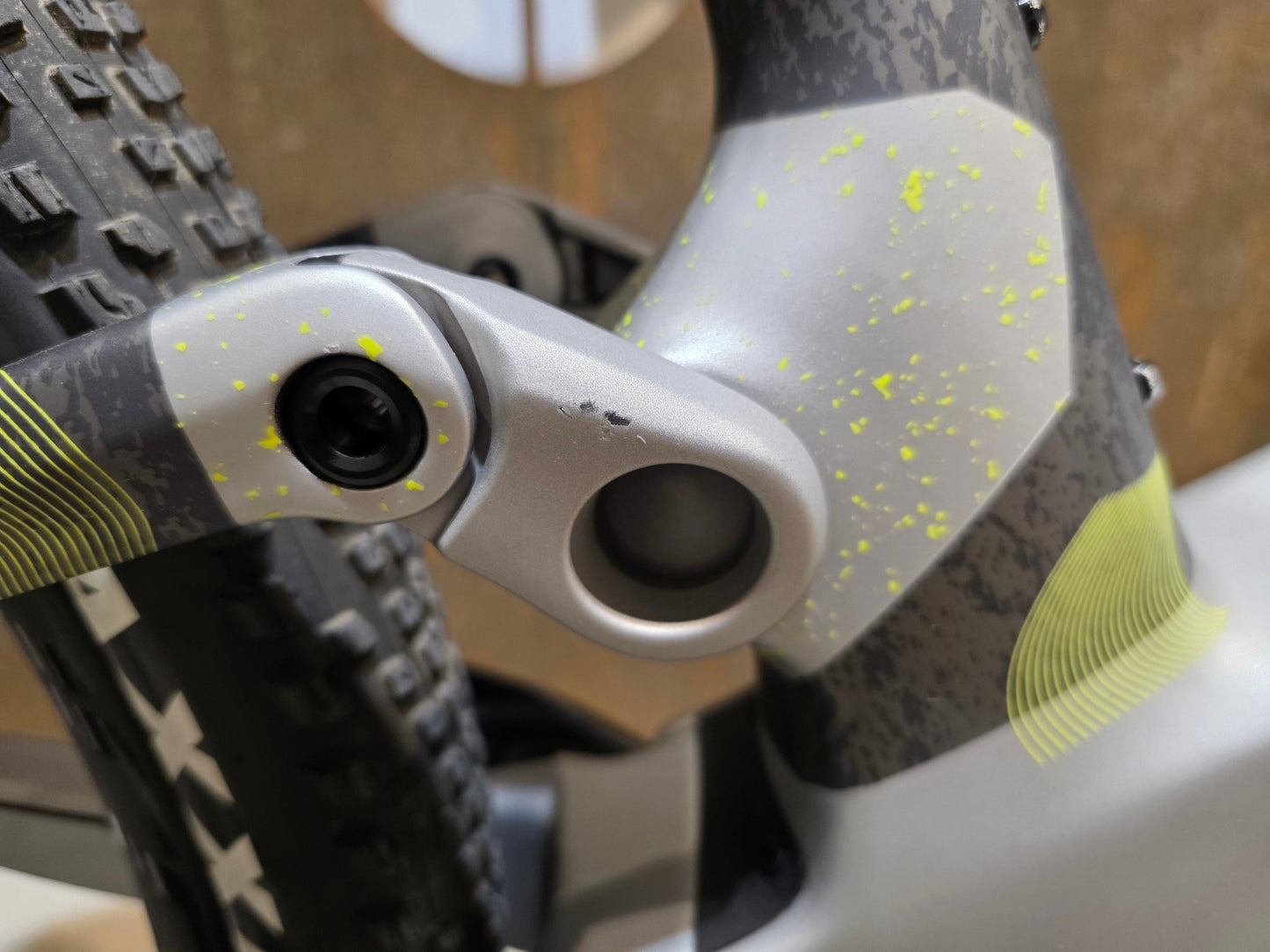 Mountainbike von Scott, SCOTT SPARK RC WORLD CUP / ICE GREY / PROGRESSIVE GREY / M vor USEDBIKES - OB.DE Hintergrund