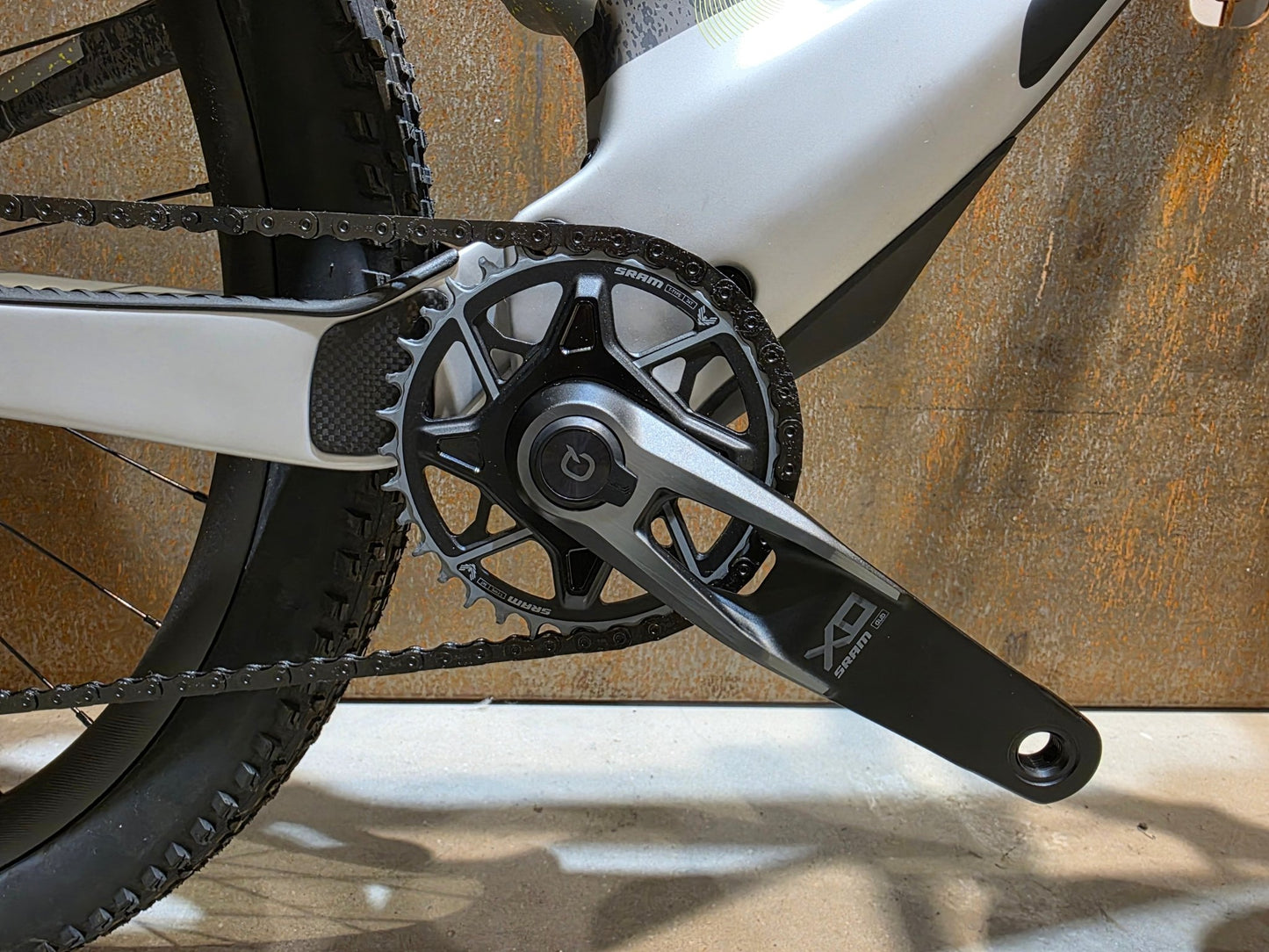 Mountainbike von Scott, SCOTT SPARK RC WORLD CUP / ICE GREY / PROGRESSIVE GREY / M vor USEDBIKES - OB.DE Hintergrund