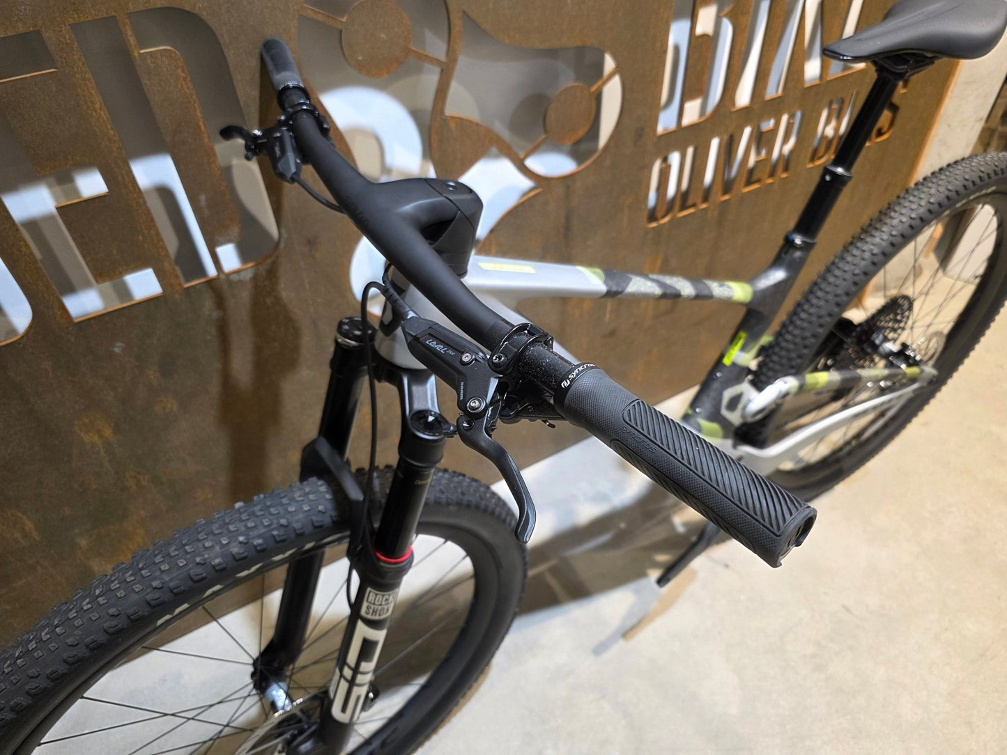 Mountainbike von Scott, SCOTT SPARK RC WORLD CUP / ICE GREY / PROGRESSIVE GREY / M vor USEDBIKES - OB.DE Hintergrund
