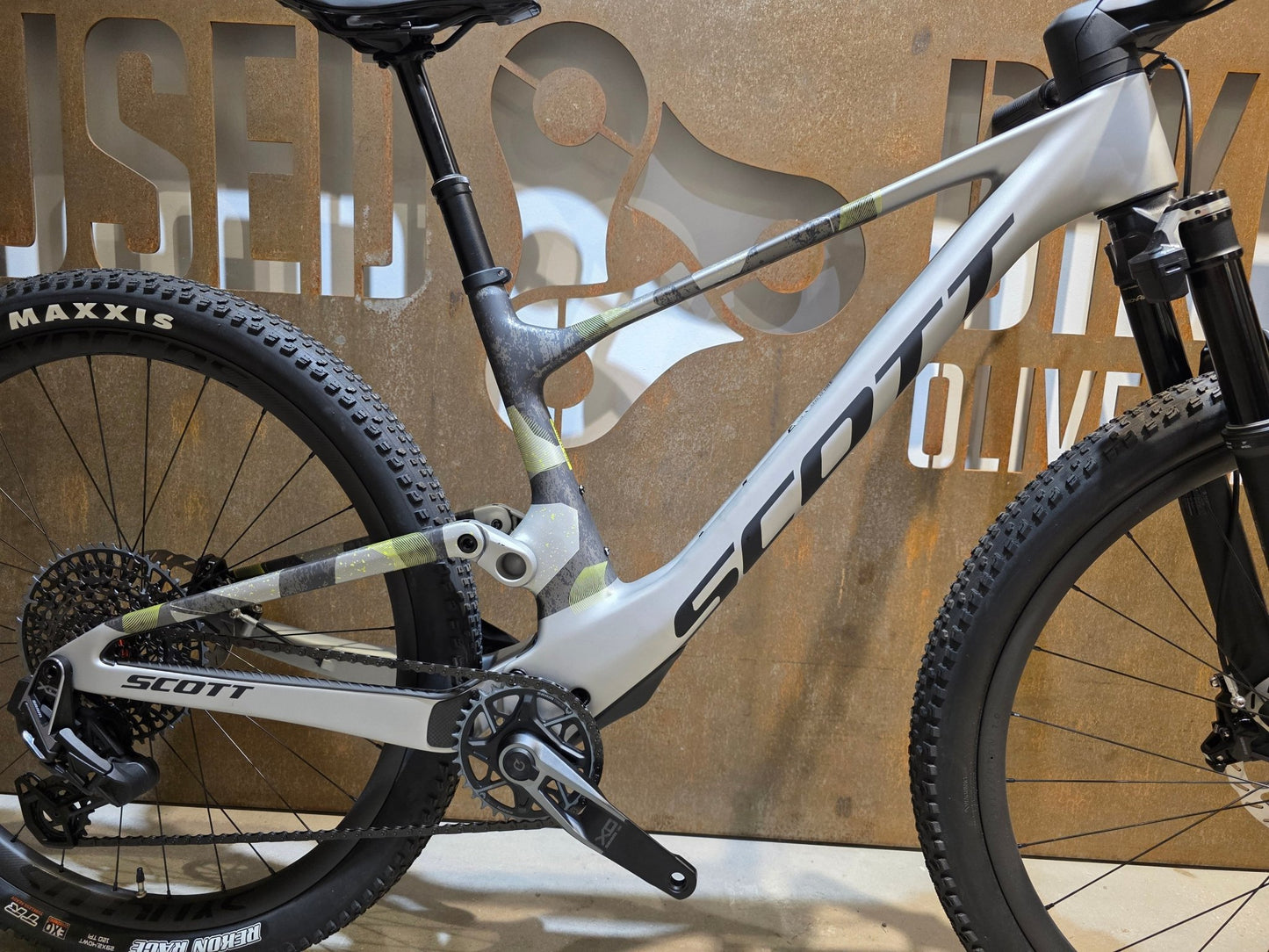 Mountainbike von Scott, SCOTT SPARK RC WORLD CUP / ICE GREY / PROGRESSIVE GREY / M vor USEDBIKES - OB.DE Hintergrund