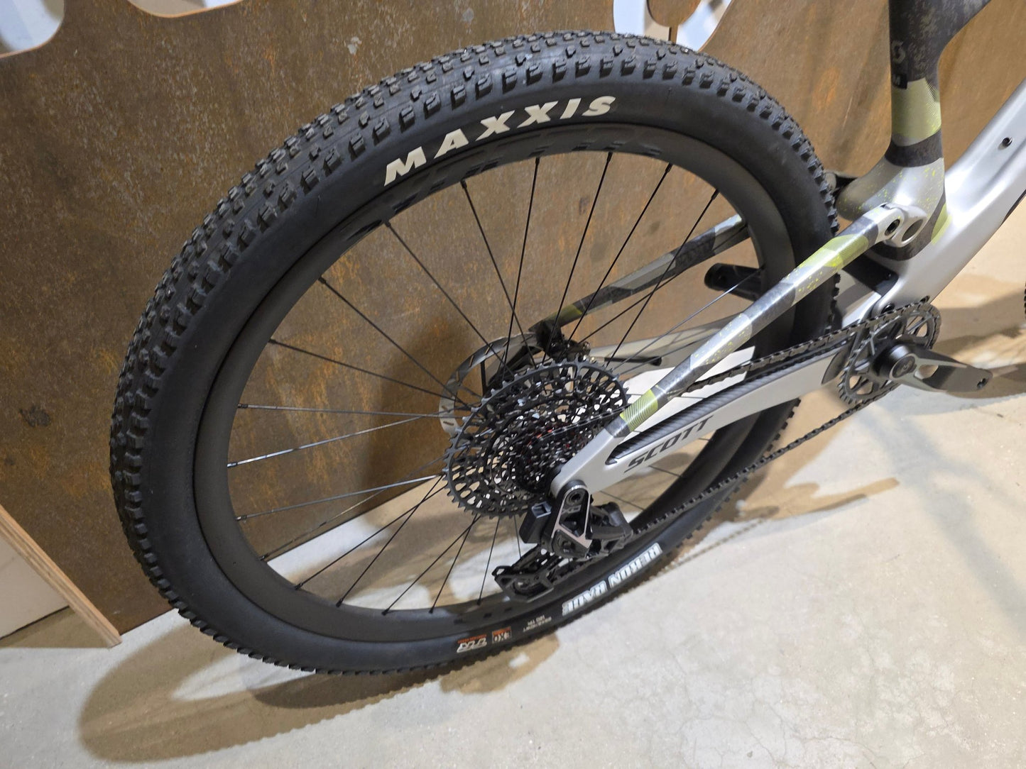 Mountainbike von Scott, SCOTT SPARK RC WORLD CUP / ICE GREY / PROGRESSIVE GREY / M vor USEDBIKES - OB.DE Hintergrund