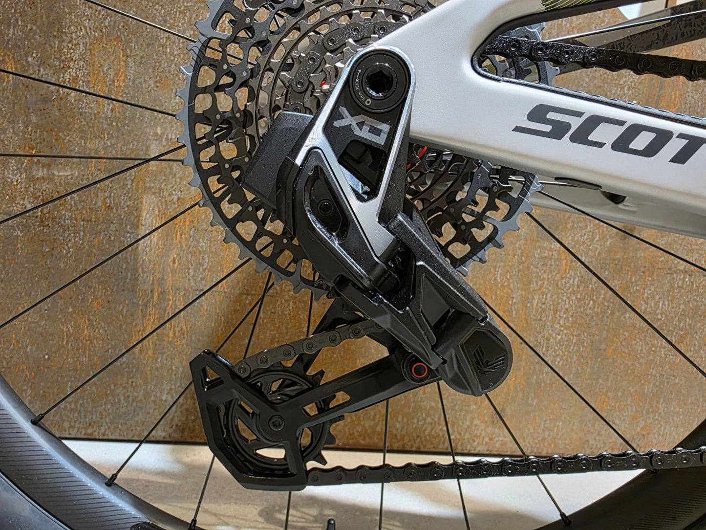 Mountainbike von Scott, SCOTT SPARK RC WORLD CUP / ICE GREY / PROGRESSIVE GREY / M vor USEDBIKES - OB.DE Hintergrund