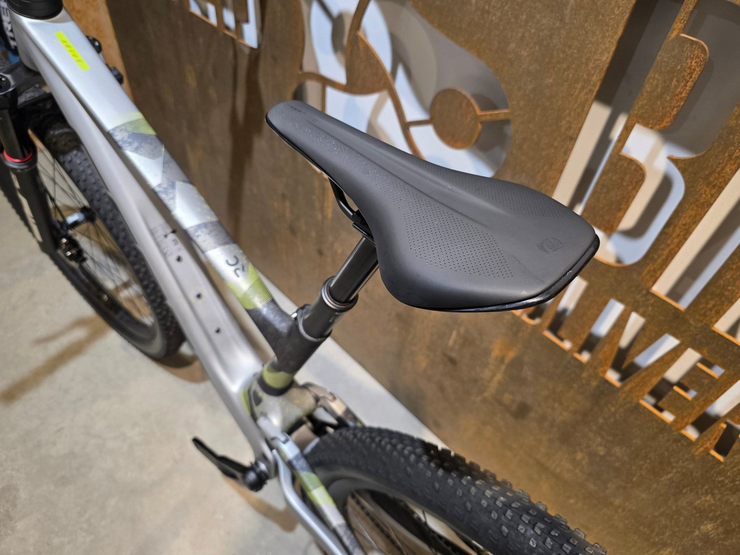 Mountainbike von Scott, SCOTT SPARK RC WORLD CUP / ICE GREY / PROGRESSIVE GREY / M vor USEDBIKES - OB.DE Hintergrund