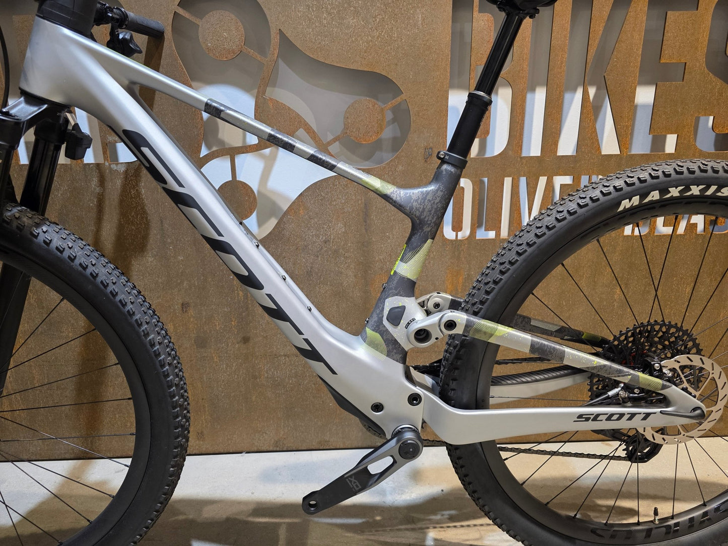 Mountainbike von Scott, SCOTT SPARK RC WORLD CUP / ICE GREY / PROGRESSIVE GREY / M vor USEDBIKES - OB.DE Hintergrund