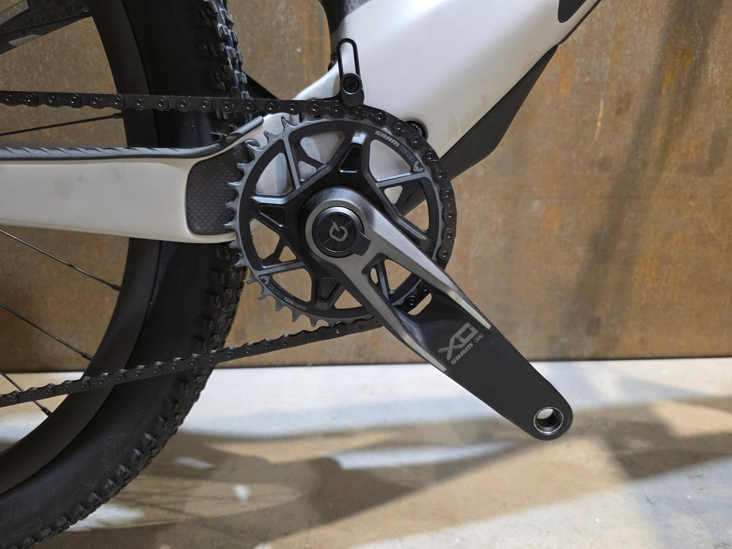 Mountainbike von Scott, SCOTT SPARK RC WORLD CUP / ICE GREY / PROGRESSIVE GREY / XL vor USEDBIKES - OB.DE Hintergrund