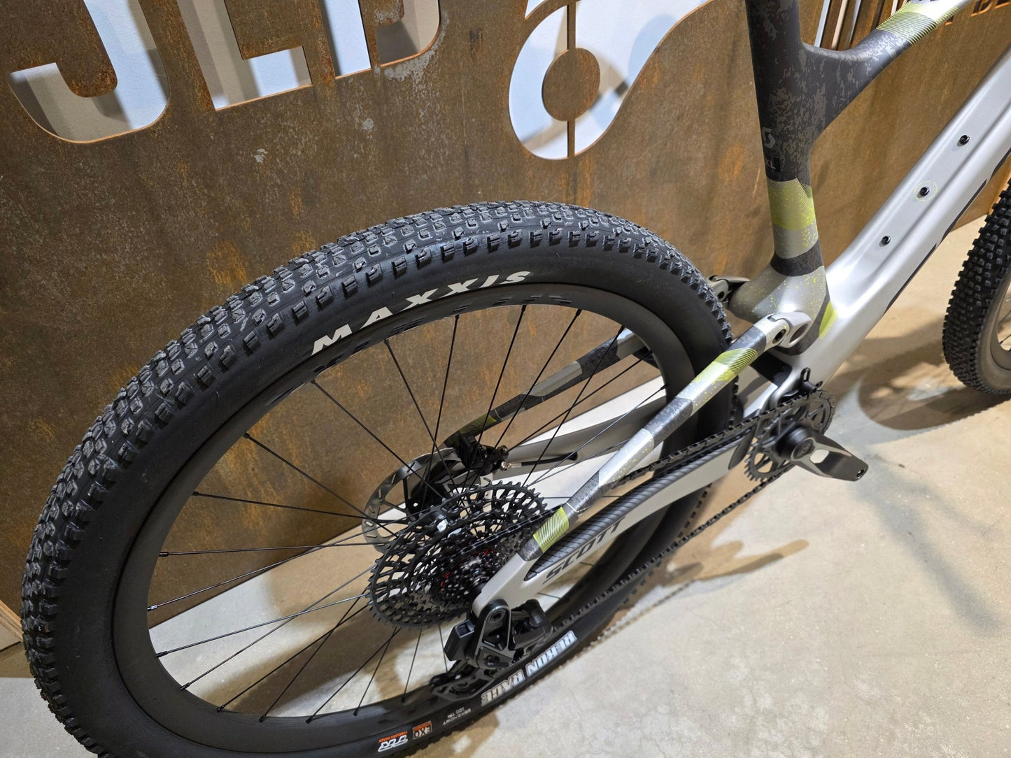 Mountainbike von Scott, SCOTT SPARK RC WORLD CUP / ICE GREY / PROGRESSIVE GREY / XL vor USEDBIKES - OB.DE Hintergrund