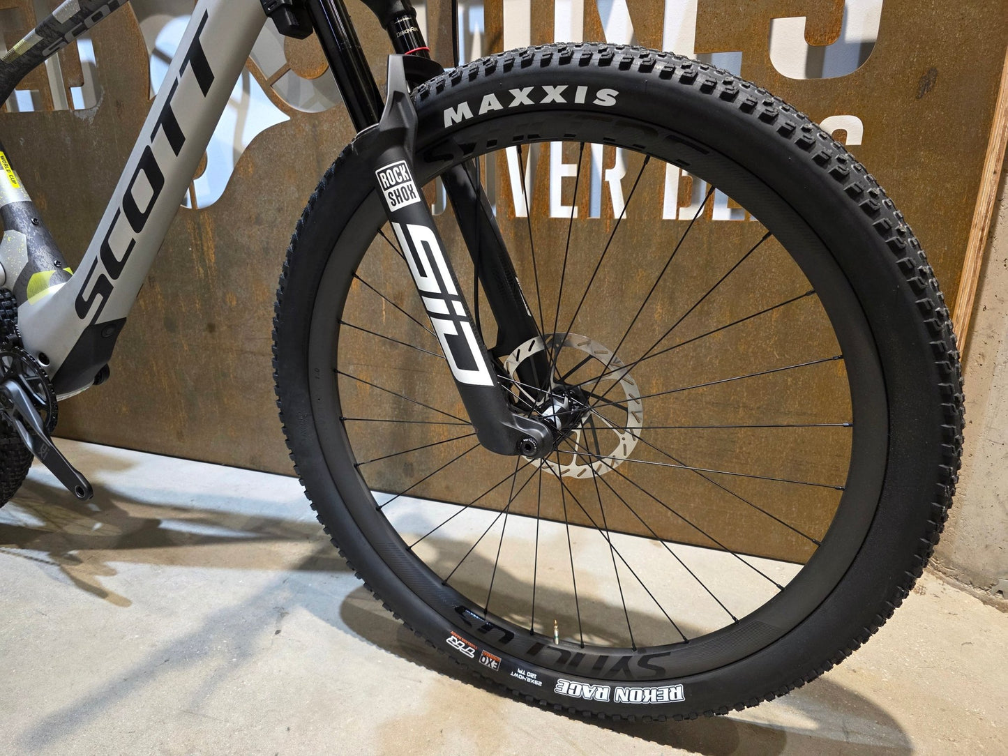 Mountainbike von Scott, SCOTT SPARK RC WORLD CUP / ICE GREY / PROGRESSIVE GREY / XL vor USEDBIKES - OB.DE Hintergrund