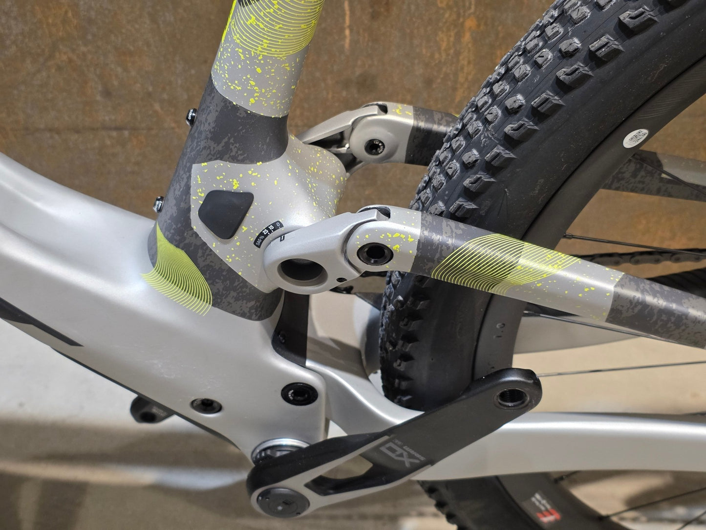 Mountainbike von Scott, SCOTT SPARK RC WORLD CUP / ICE GREY / PROGRESSIVE GREY / XL vor USEDBIKES - OB.DE Hintergrund