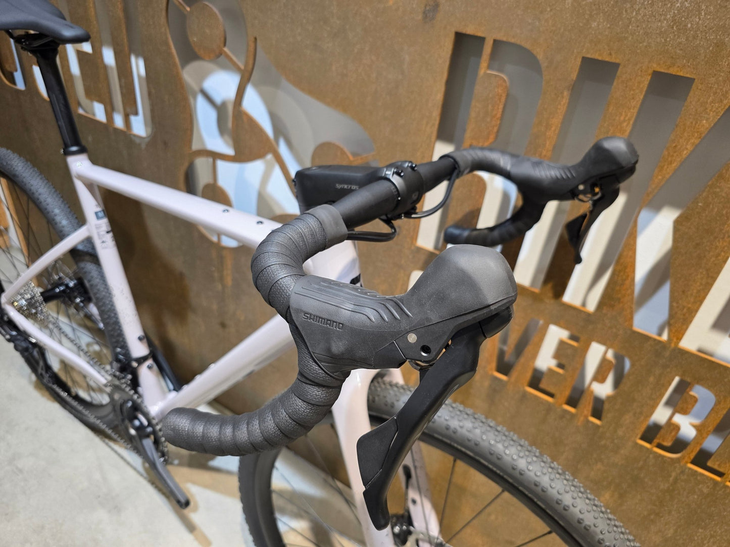 Gravel/Cyclocross von Scott, SCOTT SPEEDSTER GRAVEL 10 / HUSHED PINK / M vor USEDBIKES - OB.DE Hintergrund