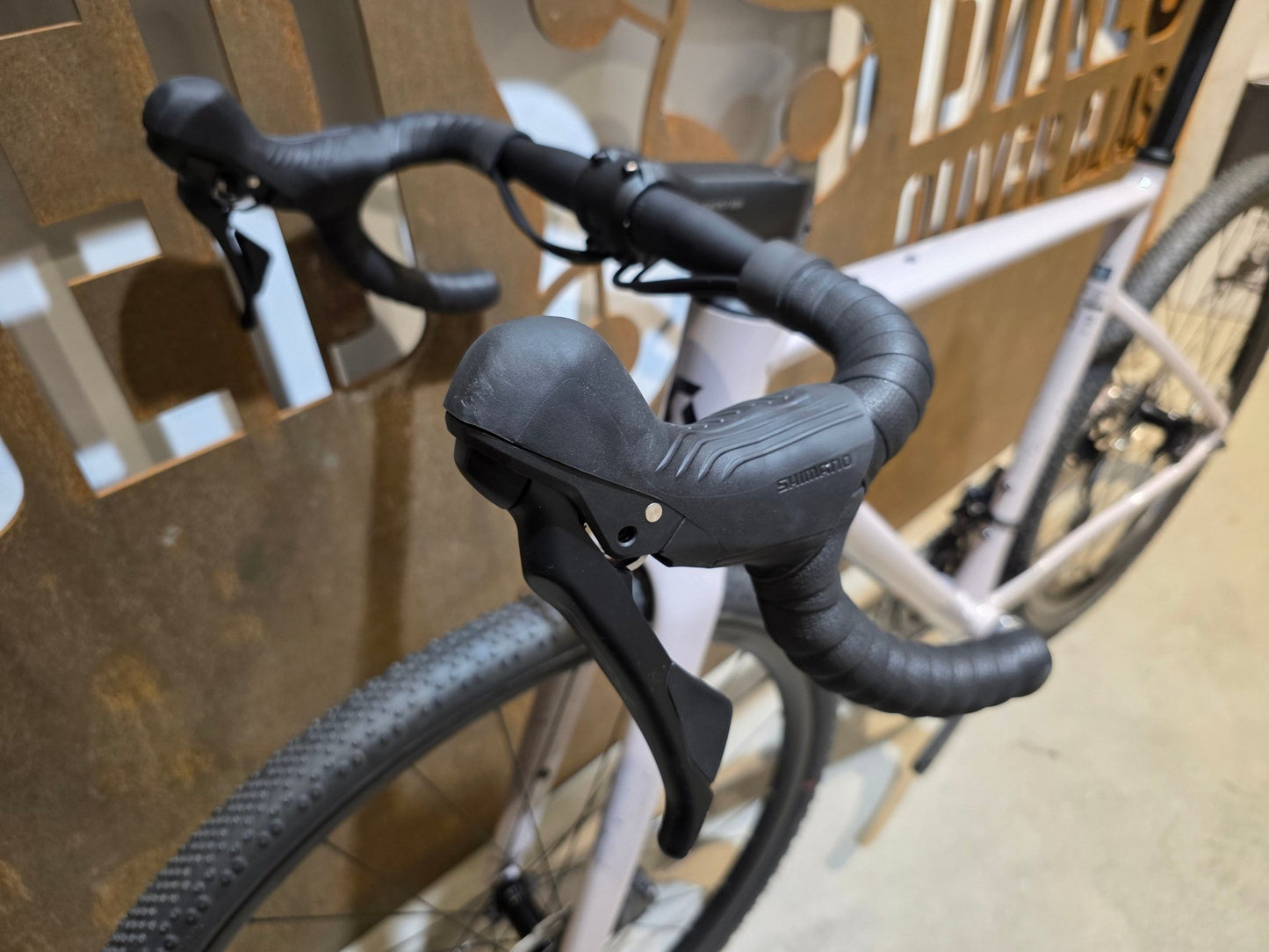 Gravel/Cyclocross von Scott, SCOTT SPEEDSTER GRAVEL 10 / HUSHED PINK / M vor USEDBIKES - OB.DE Hintergrund