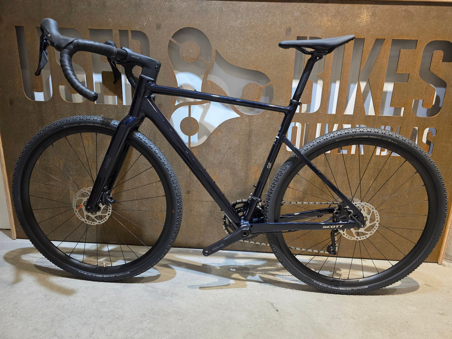 Gravel/Cyclocross von Scott, SCOTT SPEEDSTER GRAVEL 30 / COSMIC BLUE / M vor USEDBIKES - OB.DE Hintergrund
