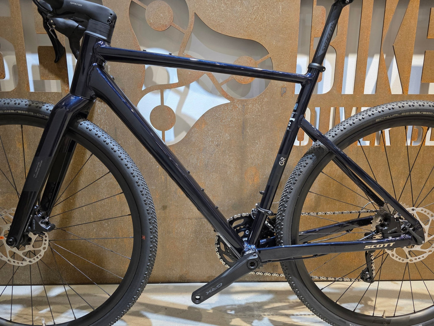 Gravel/Cyclocross von Scott, SCOTT SPEEDSTER GRAVEL 30 / COSMIC BLUE / M vor USEDBIKES - OB.DE Hintergrund