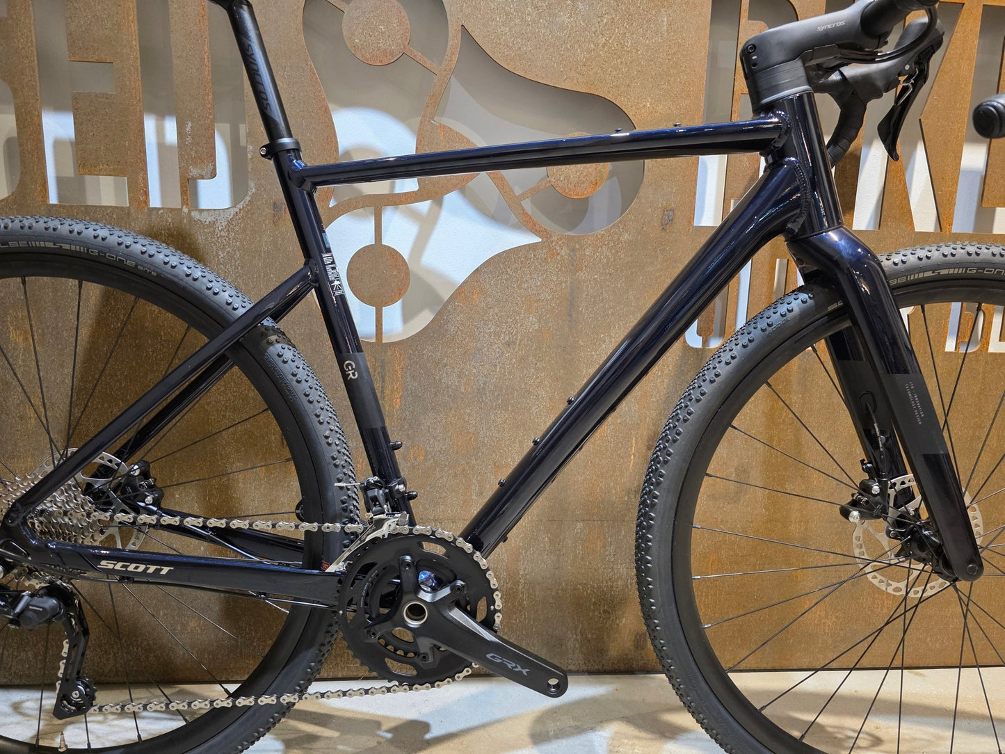Gravel/Cyclocross von Scott, SCOTT SPEEDSTER GRAVEL 30 / COSMIC BLUE / M vor USEDBIKES - OB.DE Hintergrund
