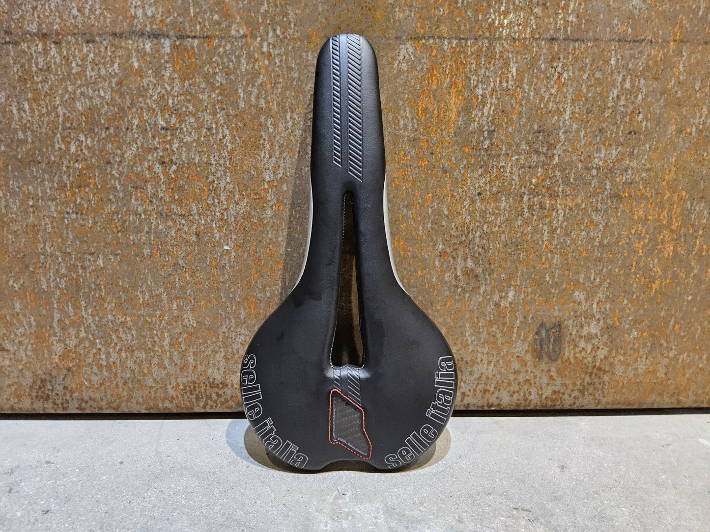 Sattel von Selle Italia, SELLE ITALIA FLITEFLOW TM L2 SATTEL SCHWARZ vor USEDBIKES - OB.DE Hintergrund