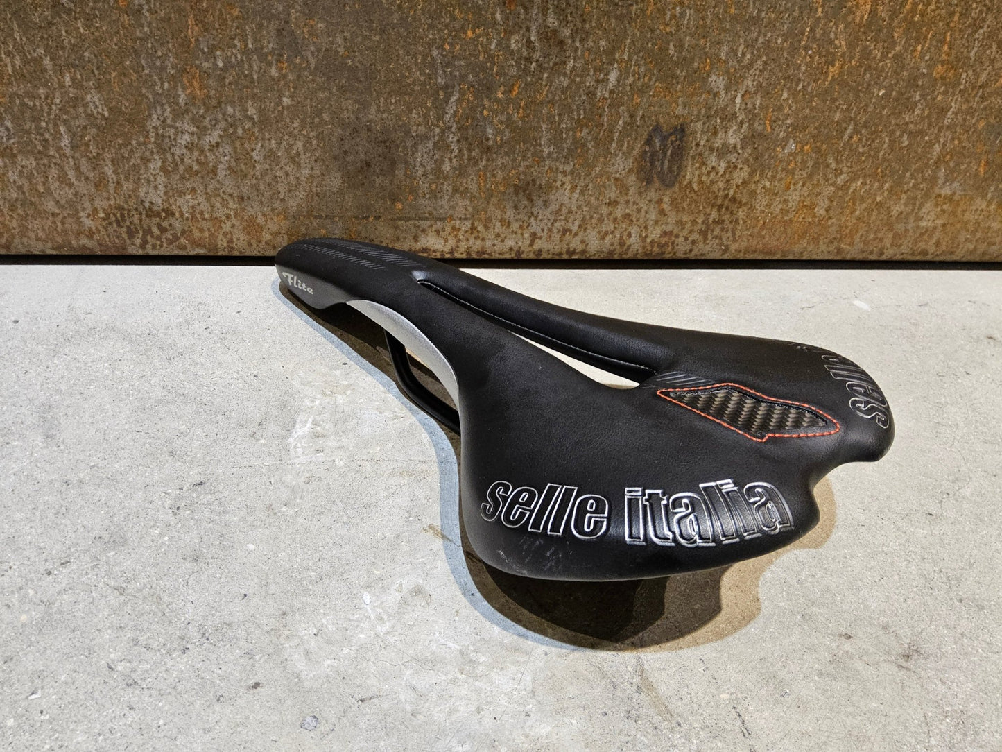 Sattel von Selle Italia, SELLE ITALIA FLITEFLOW TM L2 SATTEL SCHWARZ vor USEDBIKES - OB.DE Hintergrund