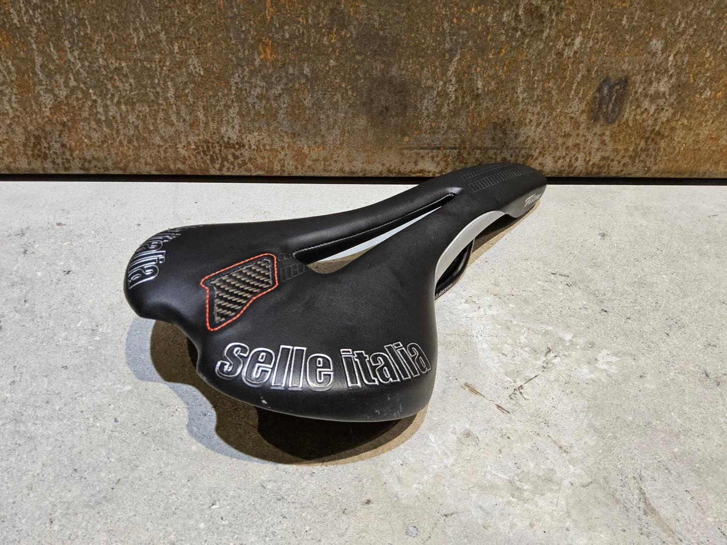 Sattel von Selle Italia, SELLE ITALIA FLITEFLOW TM L2 SATTEL SCHWARZ vor USEDBIKES - OB.DE Hintergrund
