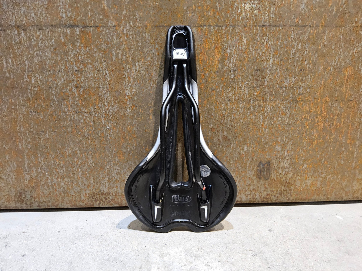 Sattel von Selle Italia, SELLE ITALIA FLITEFLOW TM L2 SATTEL SCHWARZ vor USEDBIKES - OB.DE Hintergrund