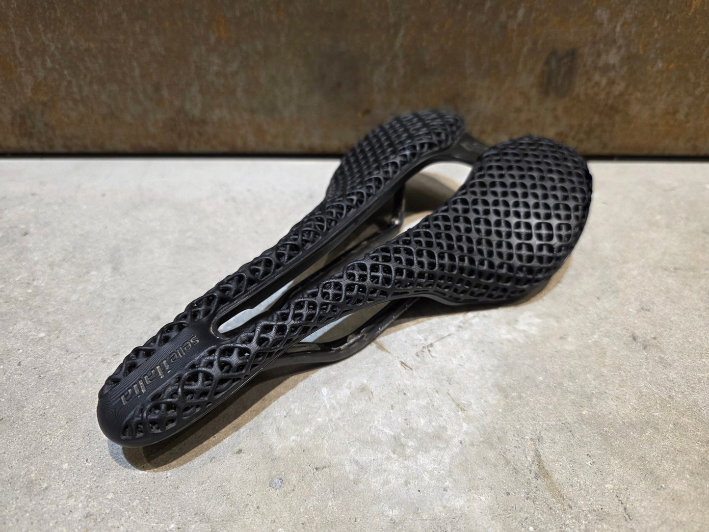 Sattel von Selle Italia, SELLE ITALIA SLR BOOST 3D CARBON SUPERFLOW SATTEL / L3 vor USEDBIKES - OB.DE Hintergrund