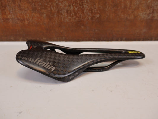 Sattel von Selle Italia, Selle Italia SLR Boost Tekno SF Carbon Sattel S3 98g vor USEDBIKES-OB.DE Hintergrund