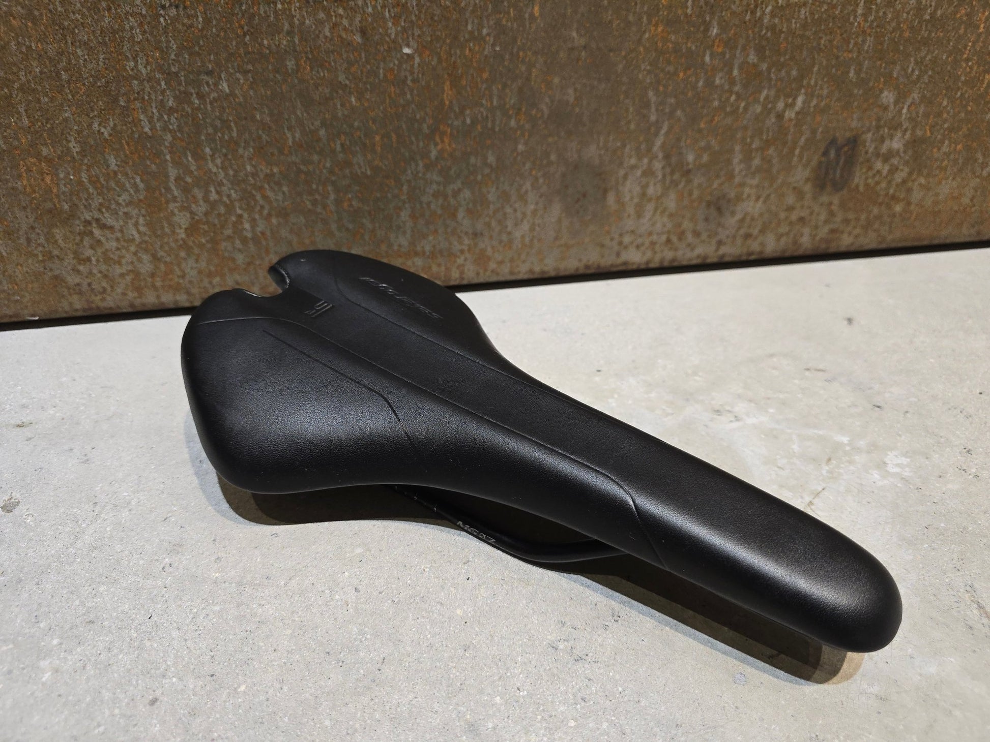 Sattel von Selle Royal, SELLE ROYAL SETA SL MG 7MM SATTEL / 145MM in variant_title vor USEDBIKES - OB.DE Hintergrund