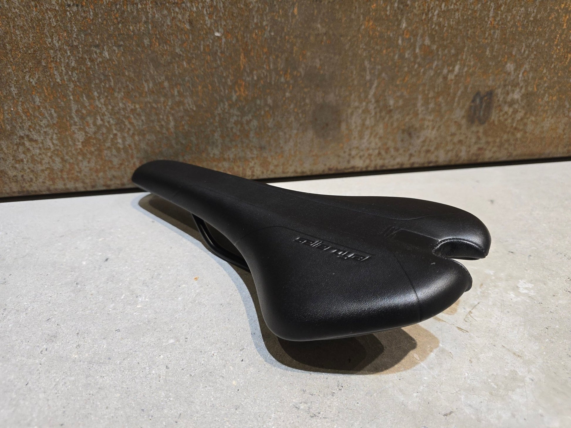 Sattel von Selle Royal, SELLE ROYAL SETA SL MG 7MM SATTEL / 145MM in variant_title vor USEDBIKES - OB.DE Hintergrund