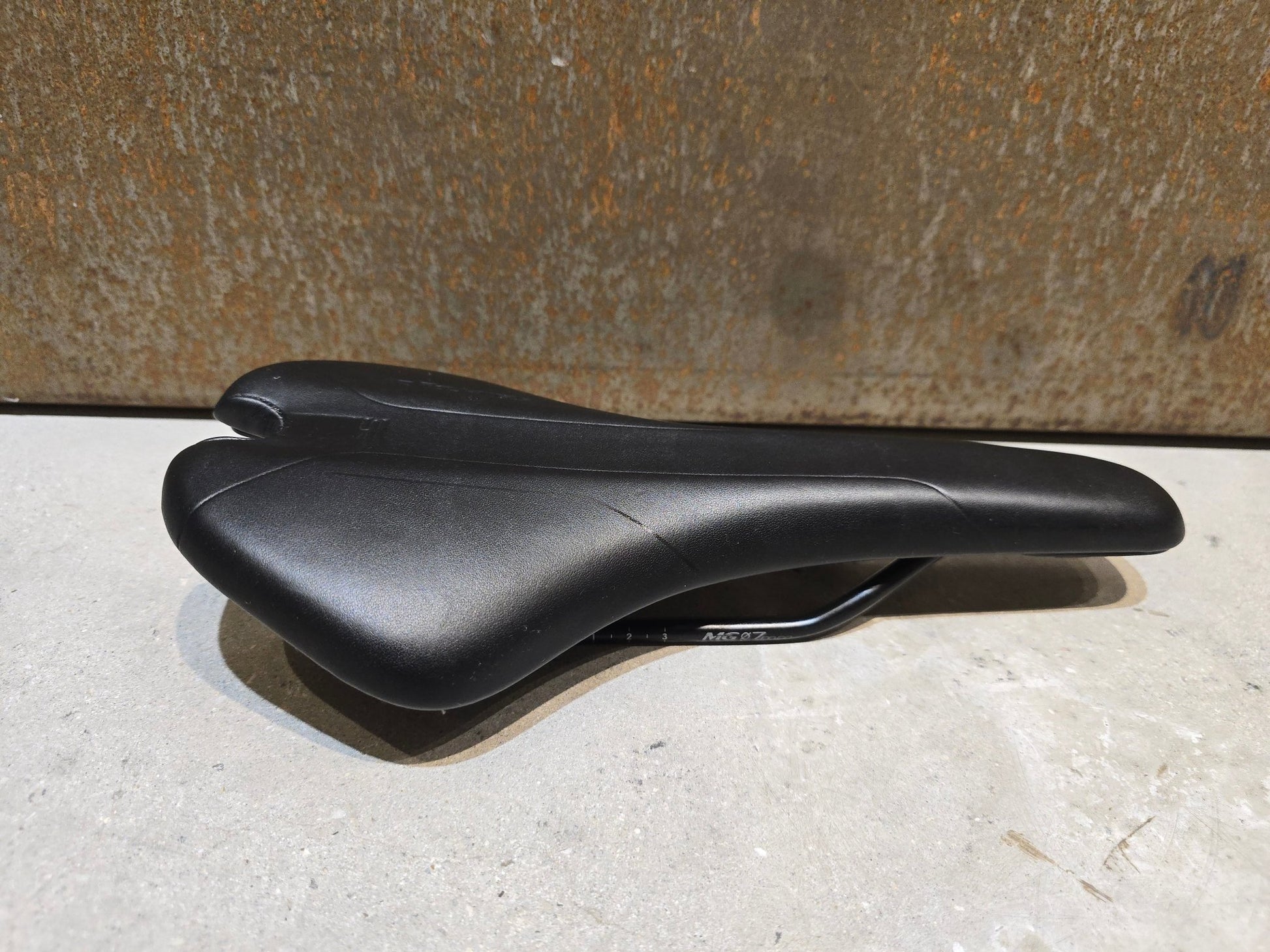 Sattel von Selle Royal, SELLE ROYAL SETA SL MG 7MM SATTEL / 145MM in variant_title vor USEDBIKES - OB.DE Hintergrund