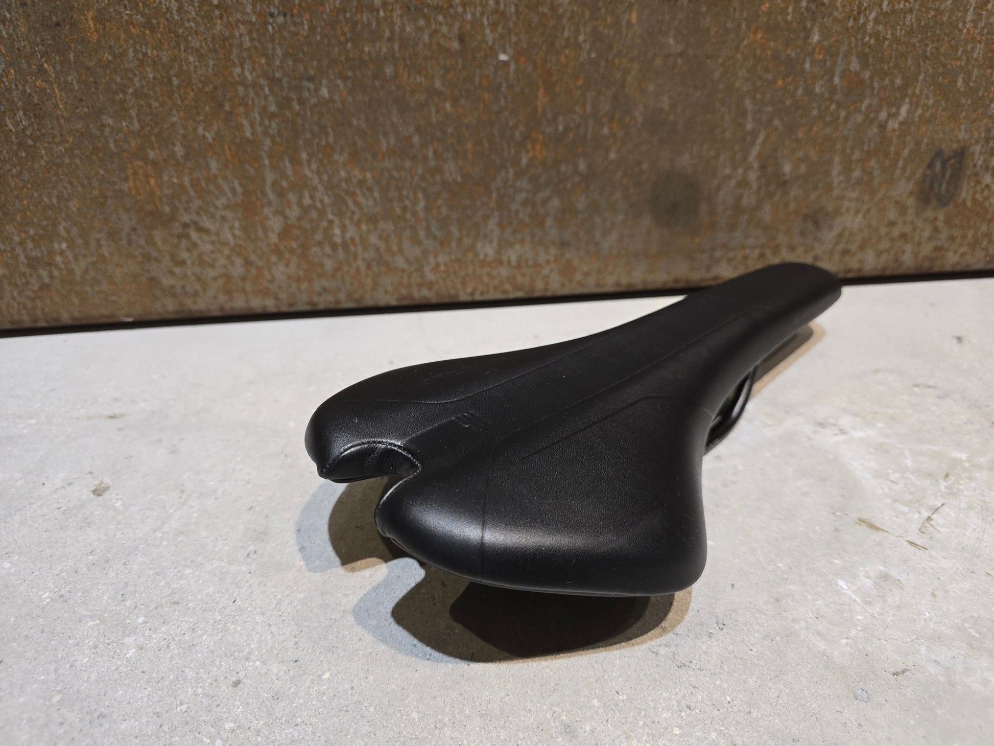 Sattel von Selle Royal, SELLE ROYAL SETA SL MG 7MM SATTEL / 145MM in variant_title vor USEDBIKES - OB.DE Hintergrund