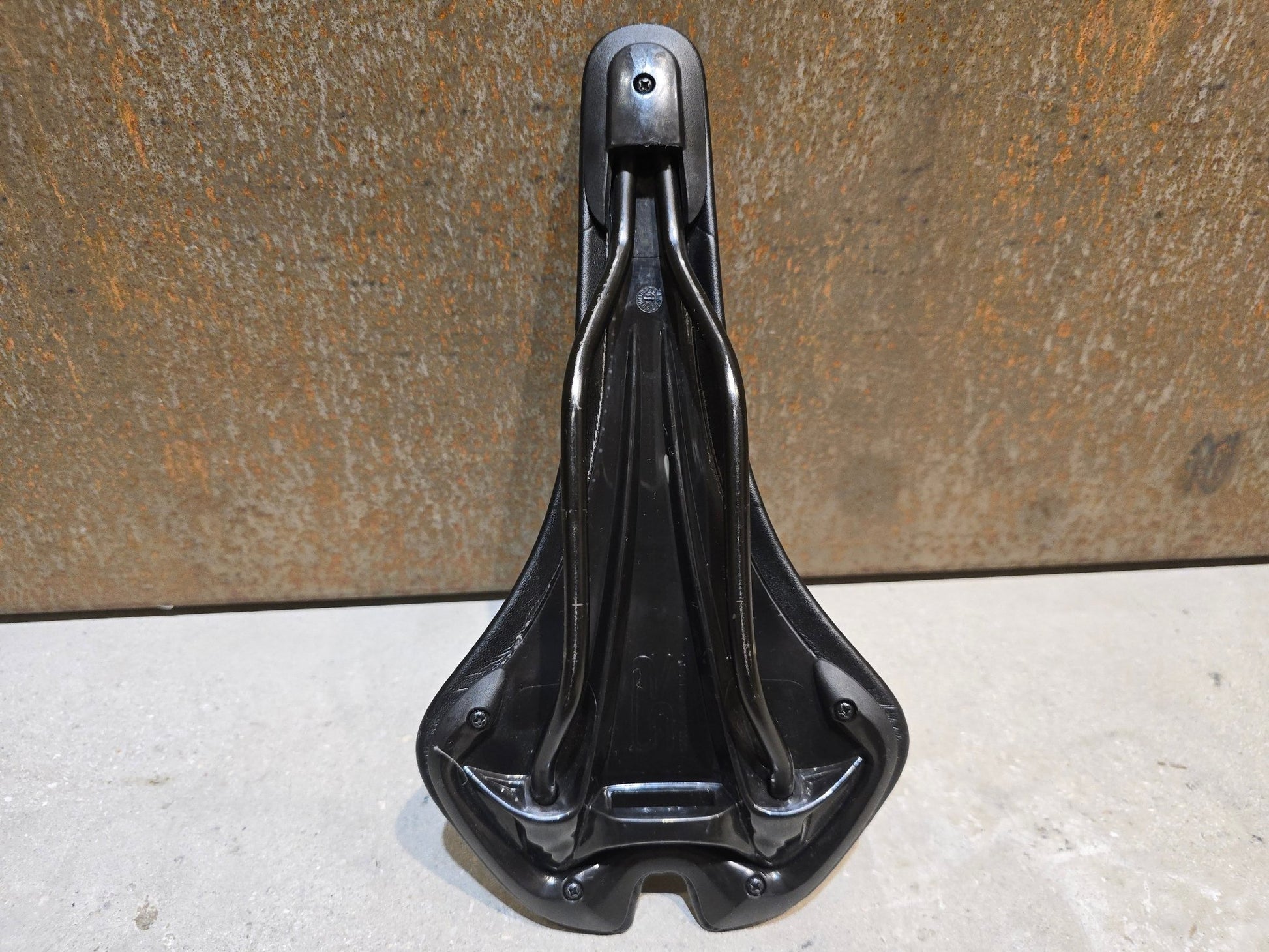 Sattel von Selle Royal, SELLE ROYAL SETA SL MG 7MM SATTEL / 145MM in variant_title vor USEDBIKES - OB.DE Hintergrund