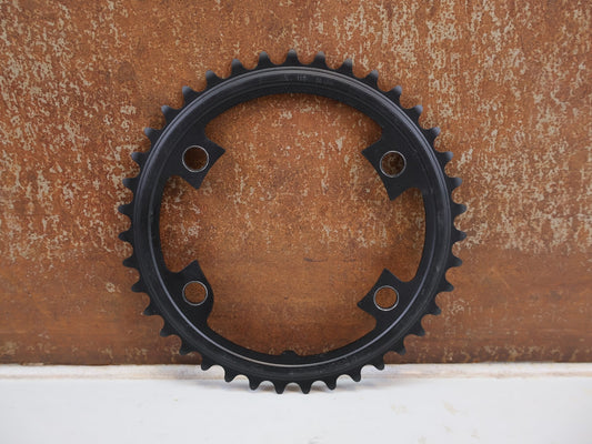 Kettenblatt von Shimano, SHIMANO 105 FC-R7000 KETTENBLATT 39Z SCHWARZ 110MM vor USEDBIKES-OB.DE Hintergrund
