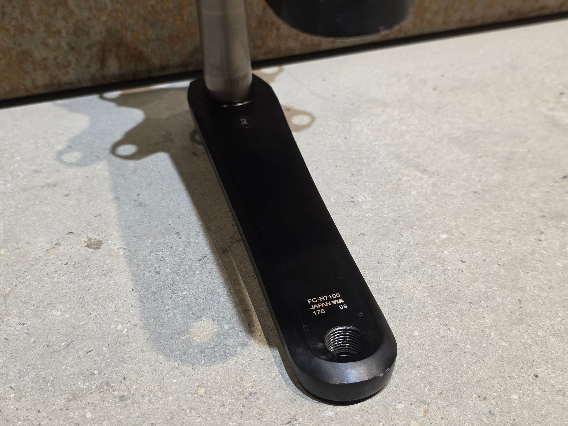 Kurbel von Shimano, SHIMANO 105 FC - R7100 KURBEL O.KETTENBLÄTTER 12FACH 175MM in variant_title vor USEDBIKES - OB.DE Hintergrund