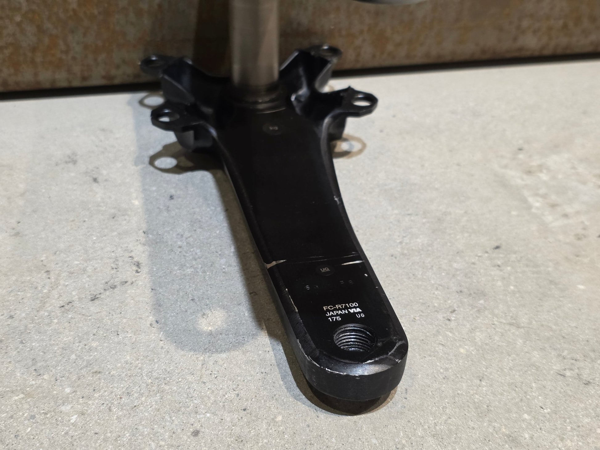 Kurbel von Shimano, SHIMANO 105 FC - R7100 KURBEL O.KETTENBLÄTTER 12FACH 175MM in variant_title vor USEDBIKES - OB.DE Hintergrund