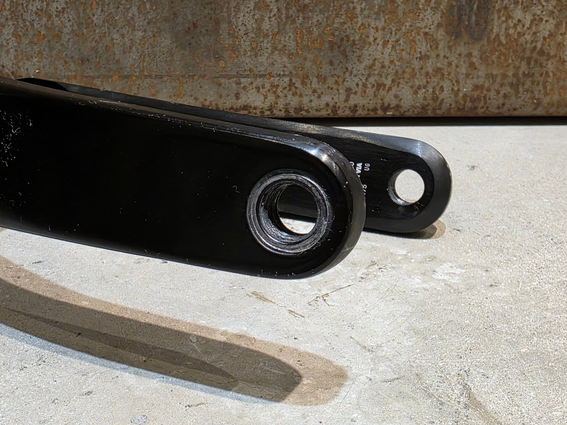 Kurbel von Shimano, SHIMANO 105 FC - R7100 KURBEL O.KETTENBLÄTTER 12FACH 175MM in variant_title vor USEDBIKES - OB.DE Hintergrund