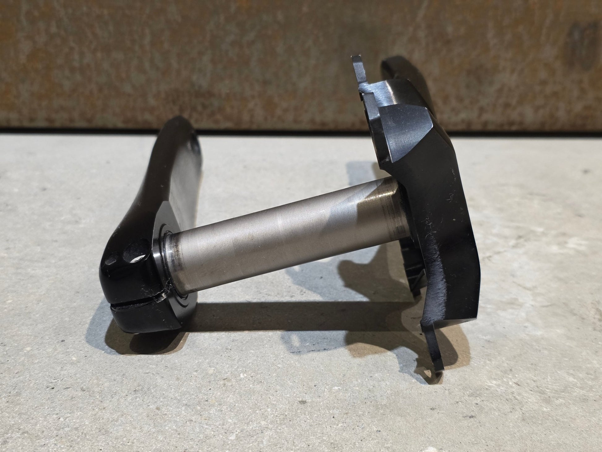 Kurbel von Shimano, SHIMANO 105 FC - R7100 KURBEL O.KETTENBLÄTTER 12FACH 175MM in variant_title vor USEDBIKES - OB.DE Hintergrund