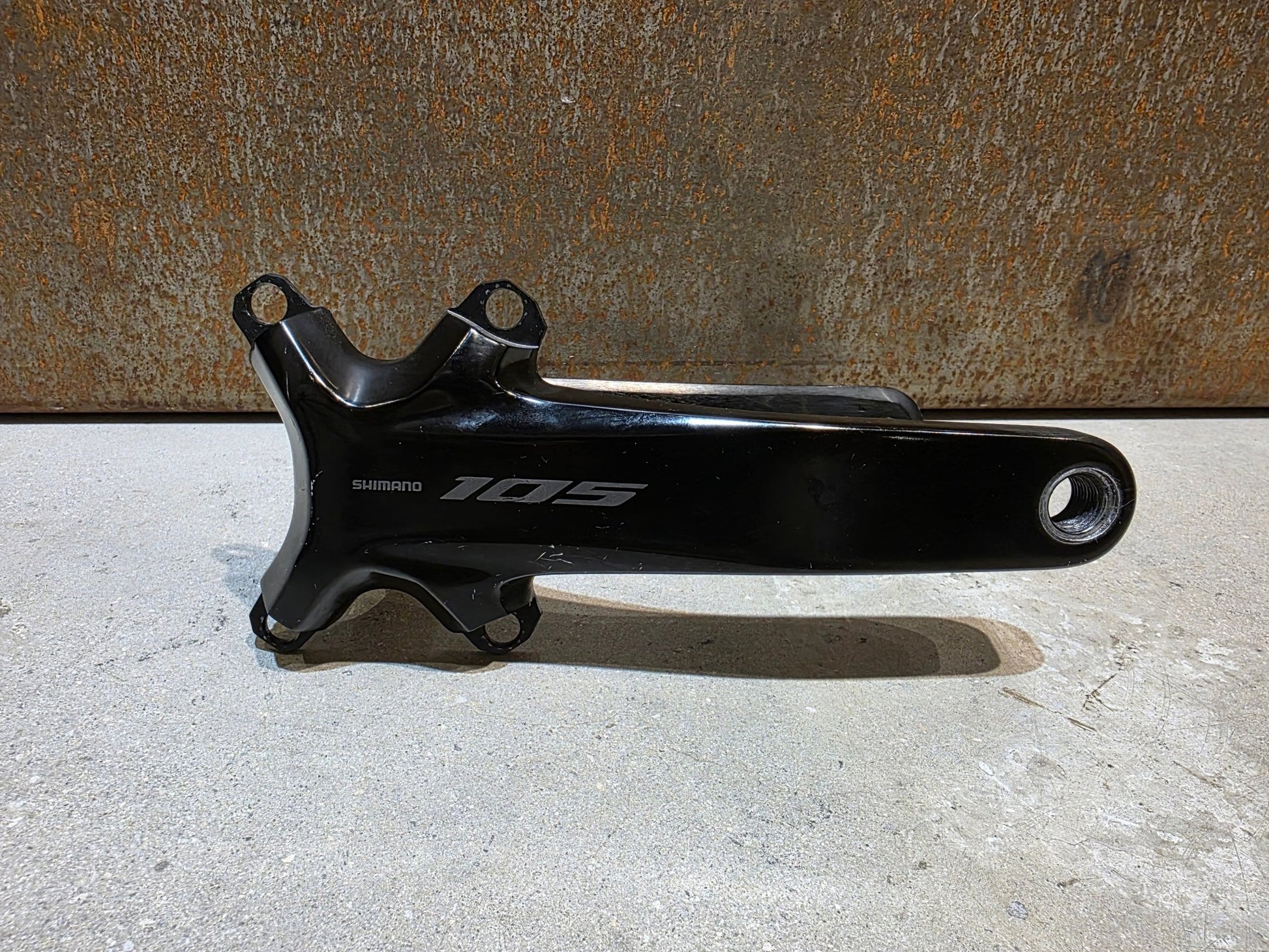 Kurbel von Shimano, SHIMANO 105 FC - R7100 KURBEL O.KETTENBLÄTTER 12FACH 175MM in variant_title vor USEDBIKES - OB.DE Hintergrund