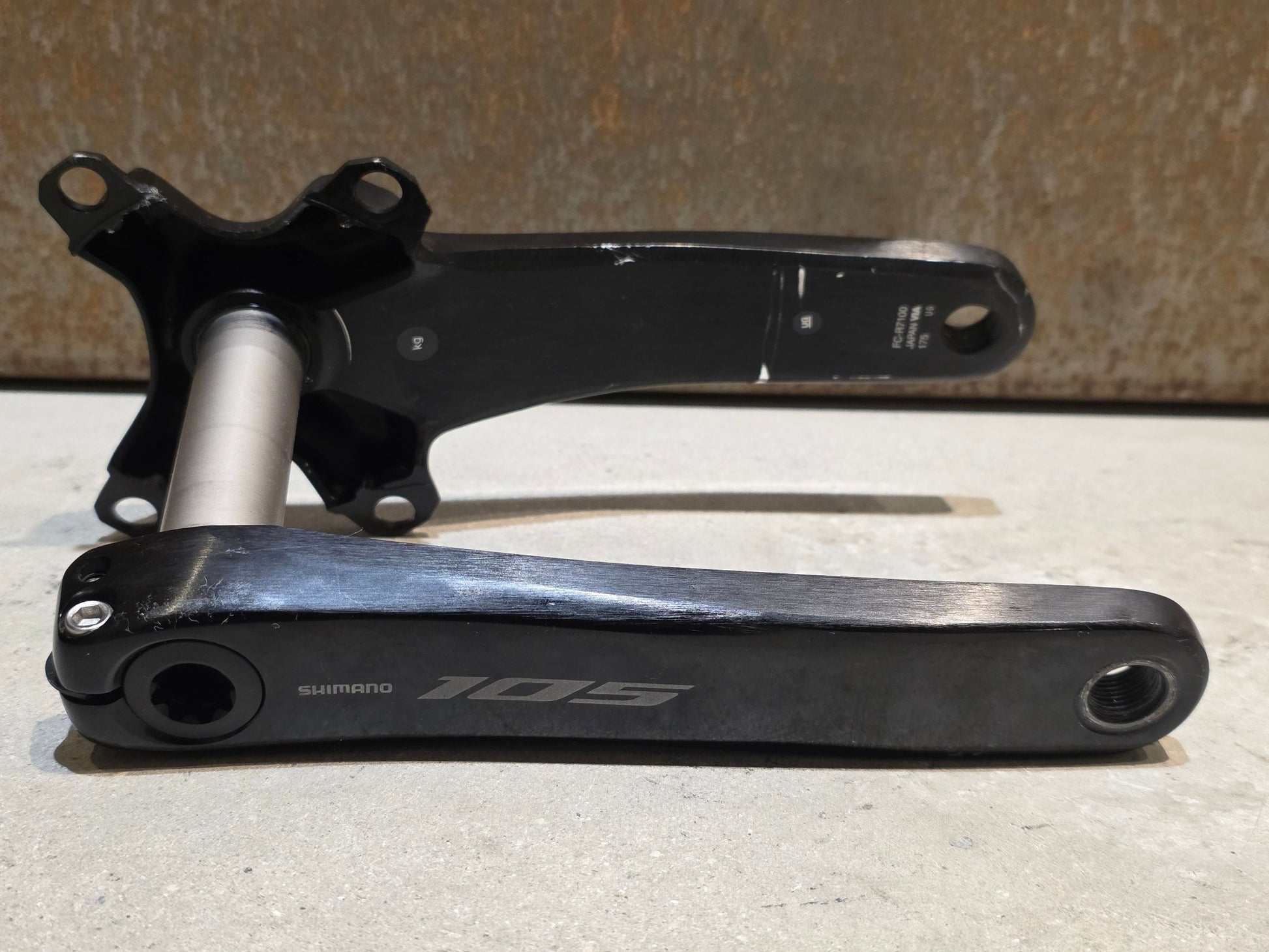 Kurbel von Shimano, SHIMANO 105 FC - R7100 KURBEL O.KETTENBLÄTTER 12FACH 175MM in variant_title vor USEDBIKES - OB.DE Hintergrund