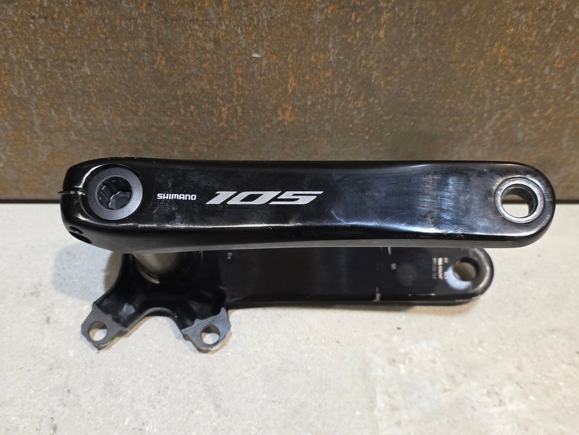 Kurbel von Shimano, SHIMANO 105 FC - R7100 KURBEL O.KETTENBLÄTTER 12FACH 175MM in variant_title vor USEDBIKES - OB.DE Hintergrund