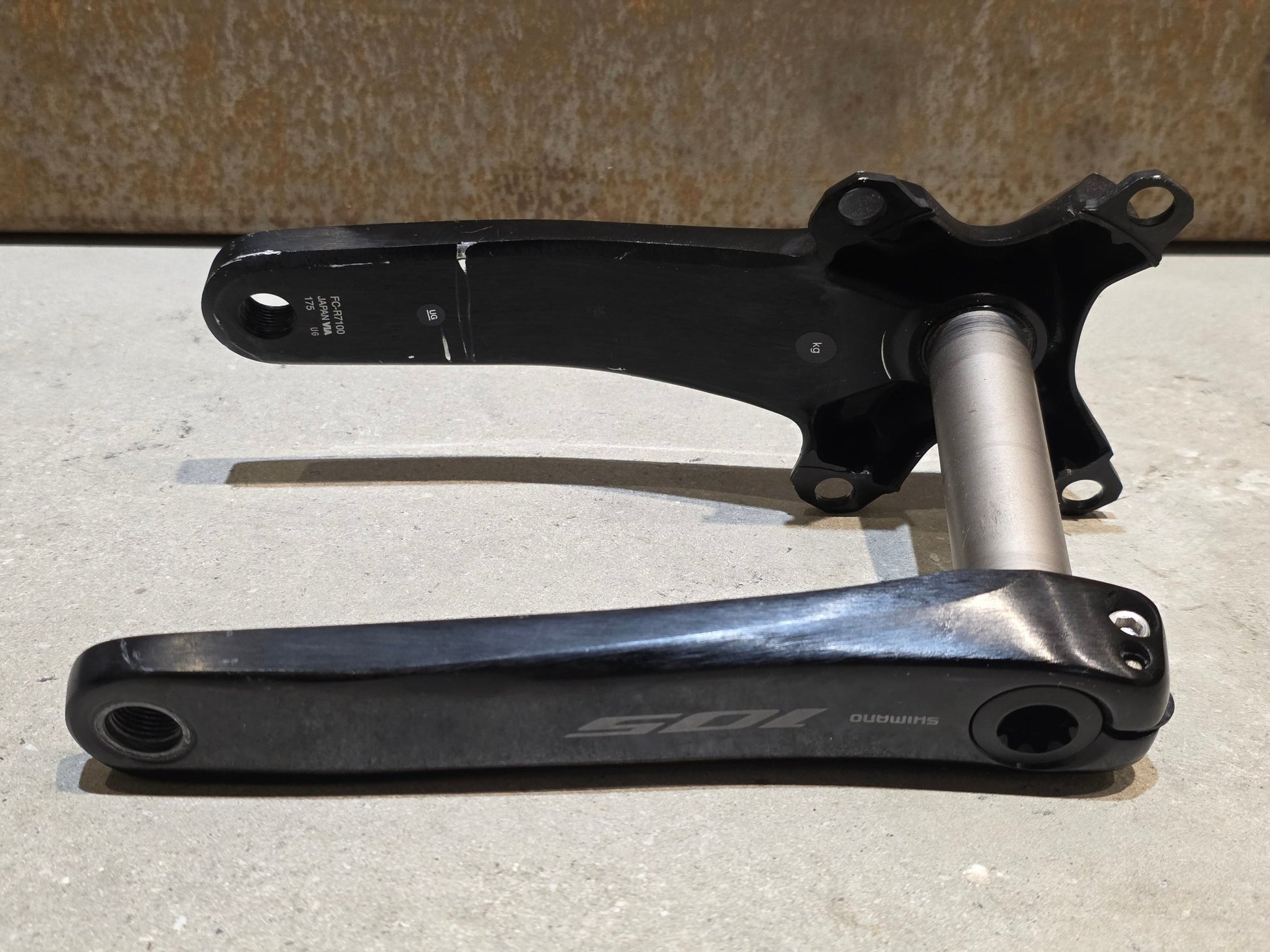 Kurbel von Shimano, SHIMANO 105 FC - R7100 KURBEL O.KETTENBLÄTTER 12FACH 175MM in variant_title vor USEDBIKES - OB.DE Hintergrund