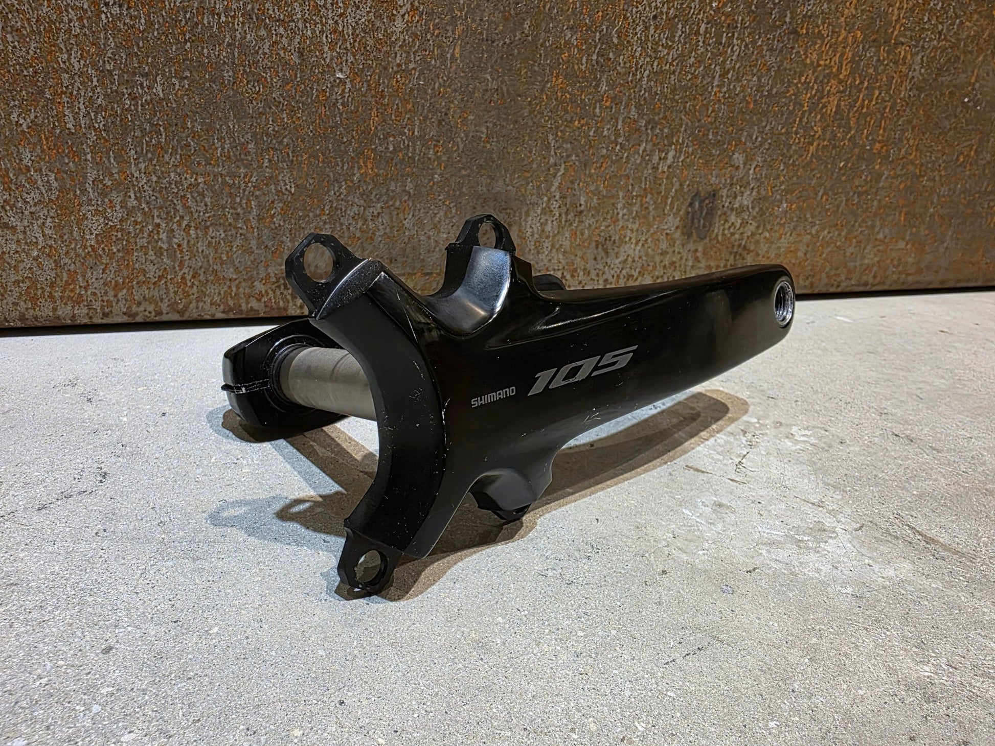 Kurbel von Shimano, SHIMANO 105 FC - R7100 KURBEL O.KETTENBLÄTTER 12FACH 175MM in variant_title vor USEDBIKES - OB.DE Hintergrund